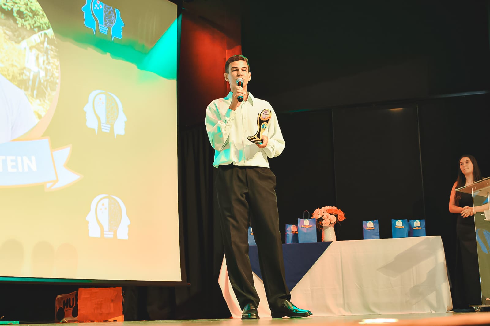 João Matheus segurando troféu no palco